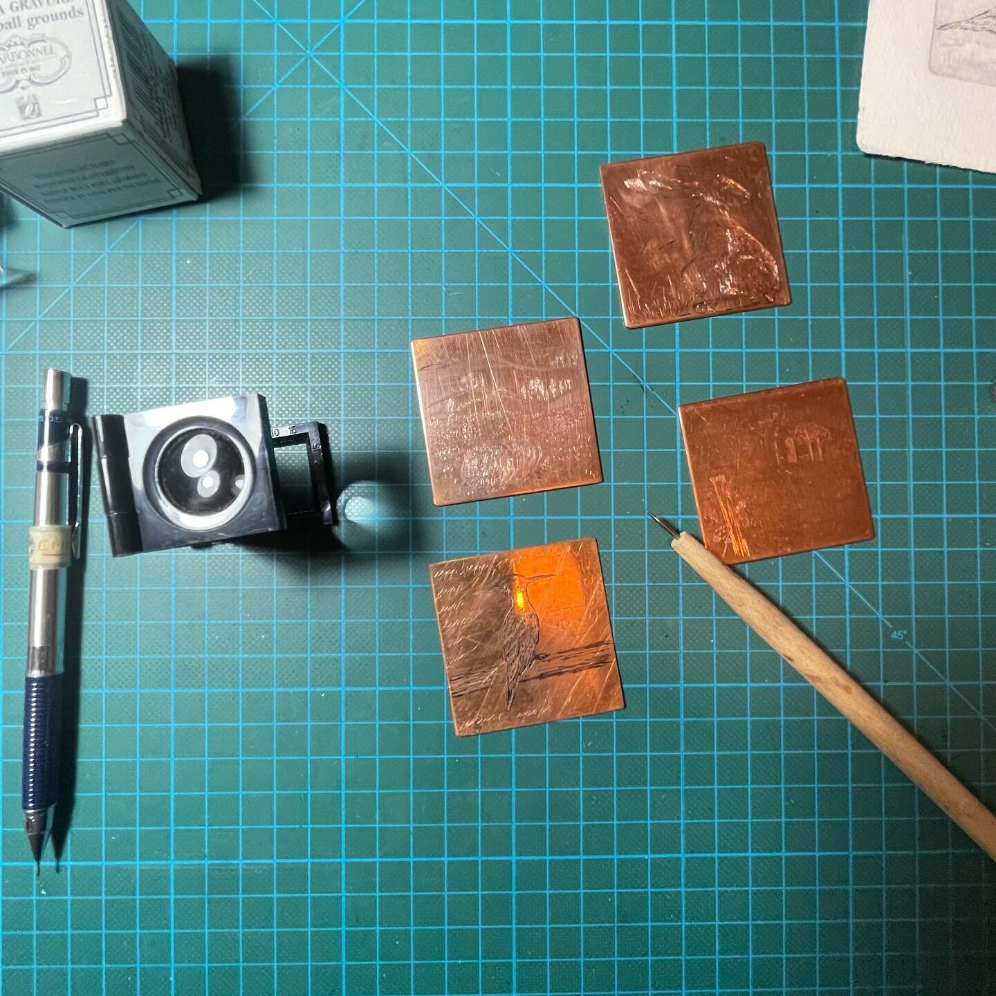 Scaling down. Playing with 5x5cm copper plates. 
.
#printmaking #printmakingart #grafikk #grafik #printmaker #limitededition #handmade #print #intaglio #intaglioprintmaking #drypoint #etching #emgrafiker #emblakstadpaus