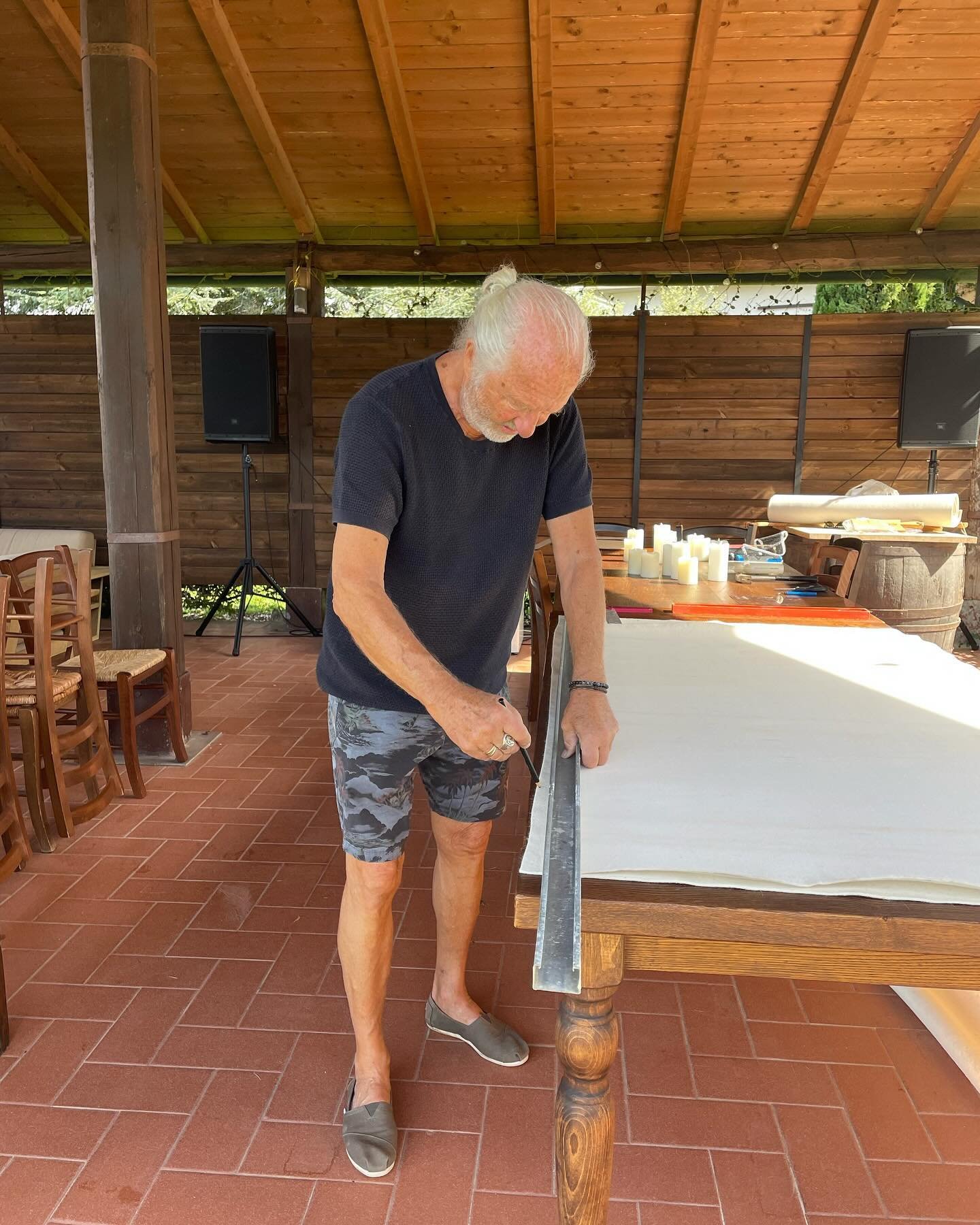 When you are blessed to have your old master coming to help you with the felts and press in your printing press 🧡❤️ I am so thankful!! 🙏🏻 
@janafkolstad 
#emgrafiker #emblakstadpaus