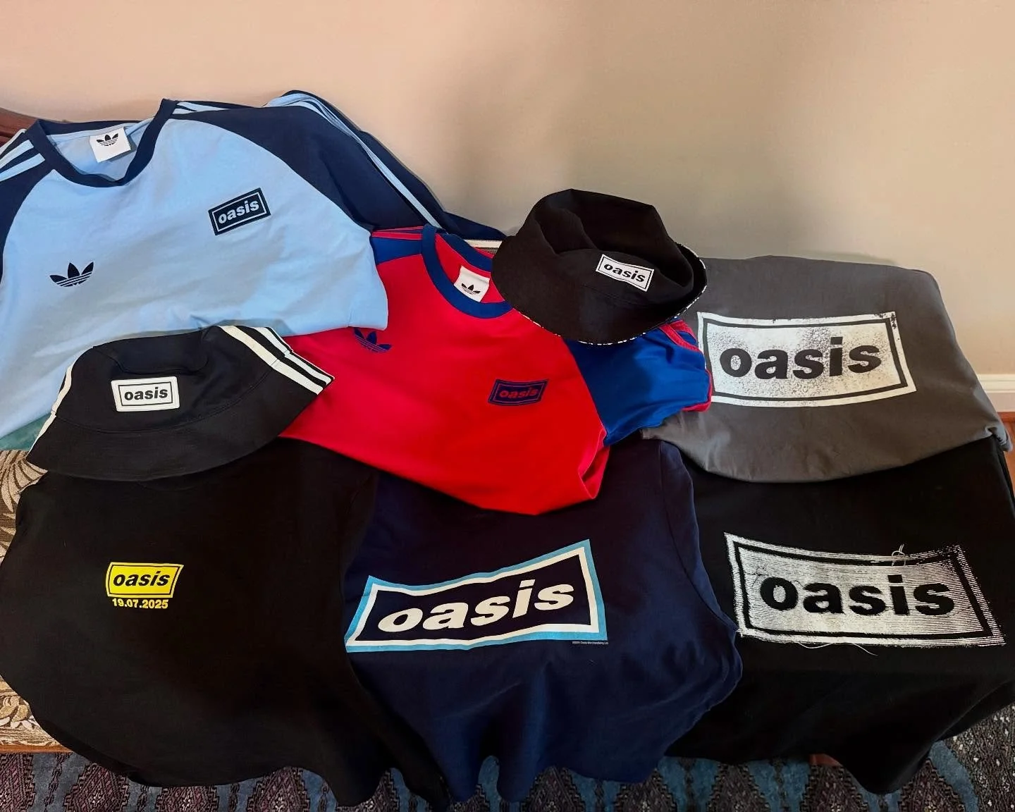 I&rsquo;m not gonna mention where I&rsquo;m going again this weekend, but there may be signs &hellip; #oasis @oasis @oasis_live_25 @rosebowlstadium @themightyi