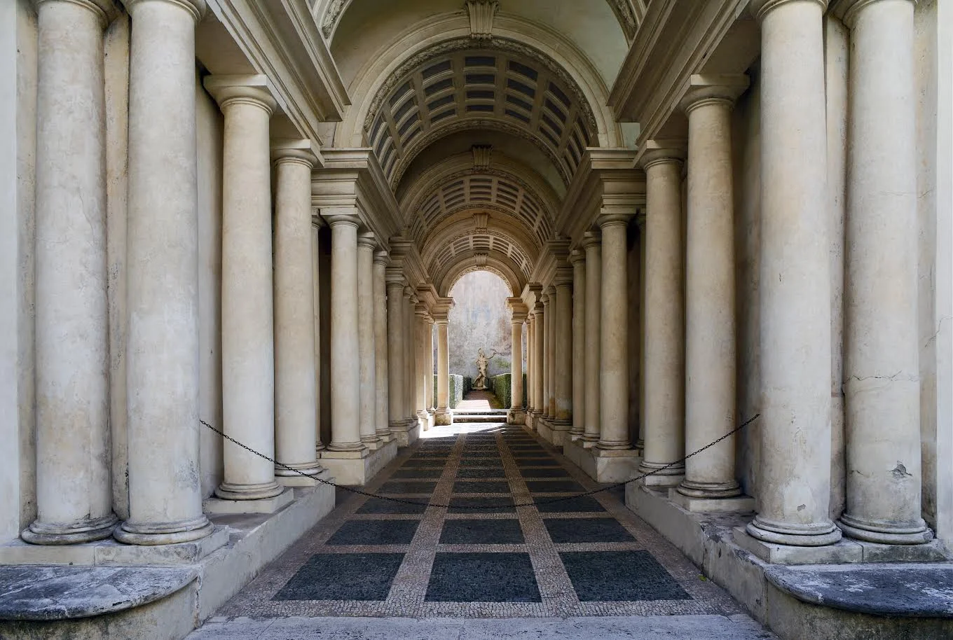 Palazzo Spada: a columns-gallery with a different perspective