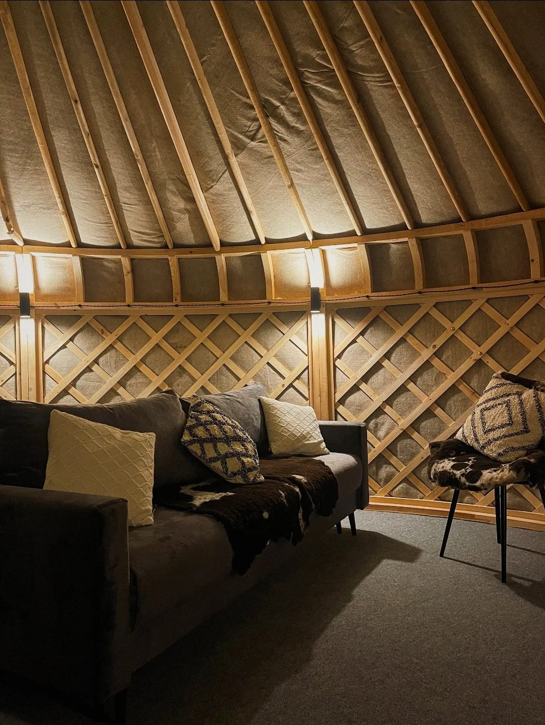 Диван в Каркасной юрте.jpg