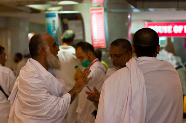 Pilgrims dressed in white garments. Al Jazeera English , CC BY-NC