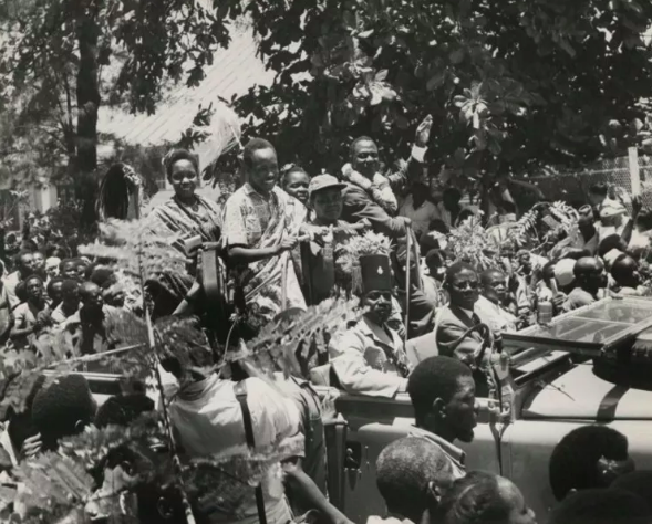 Tanzania’s first president, Julius Nyerere (center) saw reduced fertility as key to Tanzania’s future as a sovereign nation. UK National Archives , CC BY