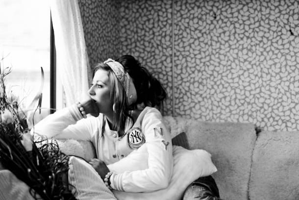 An Irish Traveller in Dublin watches neighbouring children play from her trailer window. Photobymack . Wikimedia Commons.