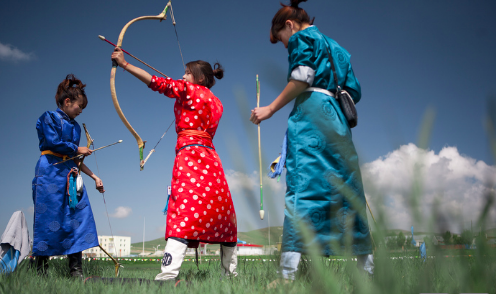 Female archers preparing for Nadaam. Taylor Weidman. CC BY SA-3.0.