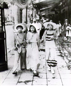 ‘Modern girls’ (‘moga’) stroll along the Ginza, Japan’s Fifth Avenue, in 1928. Wikimedia Commons