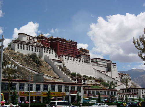 Tibet was invaded by China in the 1950s. Tibetan independence is still a fiercely debated topic in Asia and abroad. (WT-en) SONORAMA at English Wikivoyage - Own work. Public Domain.