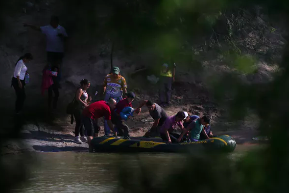 More migrants are now turning to smugglers to cross the US-Mexico border. Reuters/Loren Elliott
