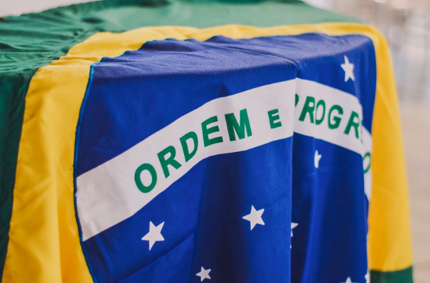 Photo of the Brazilian flag by by Rafaela Biazi on Unsplash .