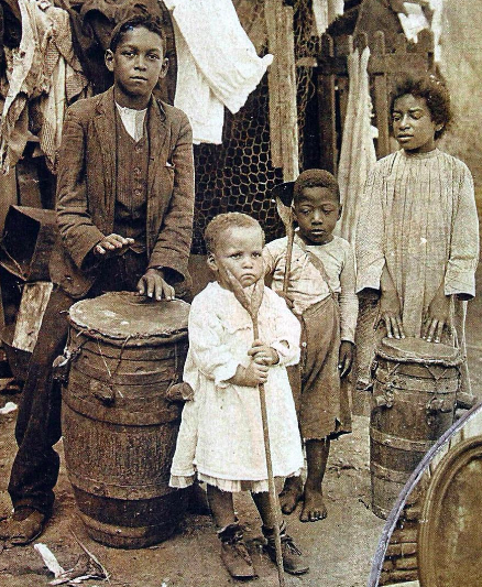 An Afro-Argentine family in Buenos Aires in 1908. Caras y Caretas. Wikimedia Commons / Public Domain