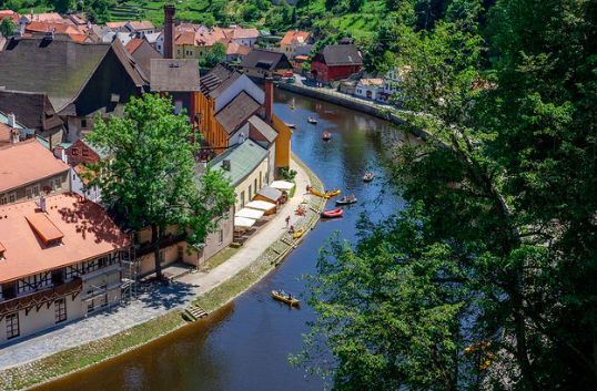 Houses along the banks of the Vltava River. P. N. CC BY-SA 2.0