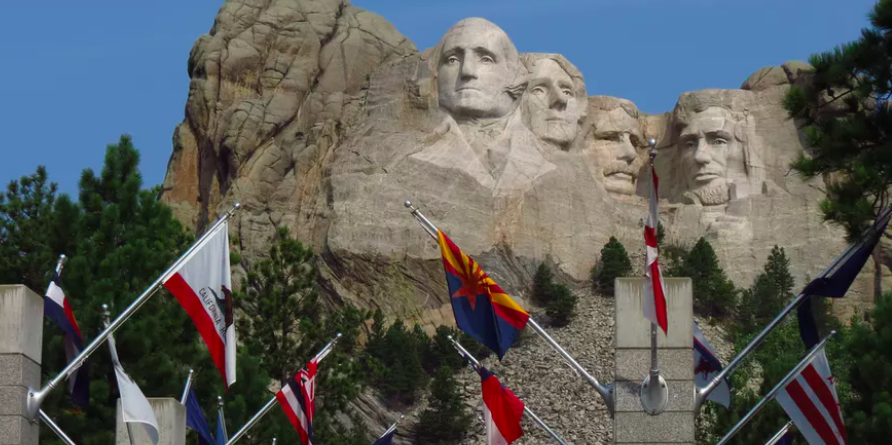 Entry to Mount Rushmore along the Avenue of Flags. Xiao Fang/Wikimedia , CC BY