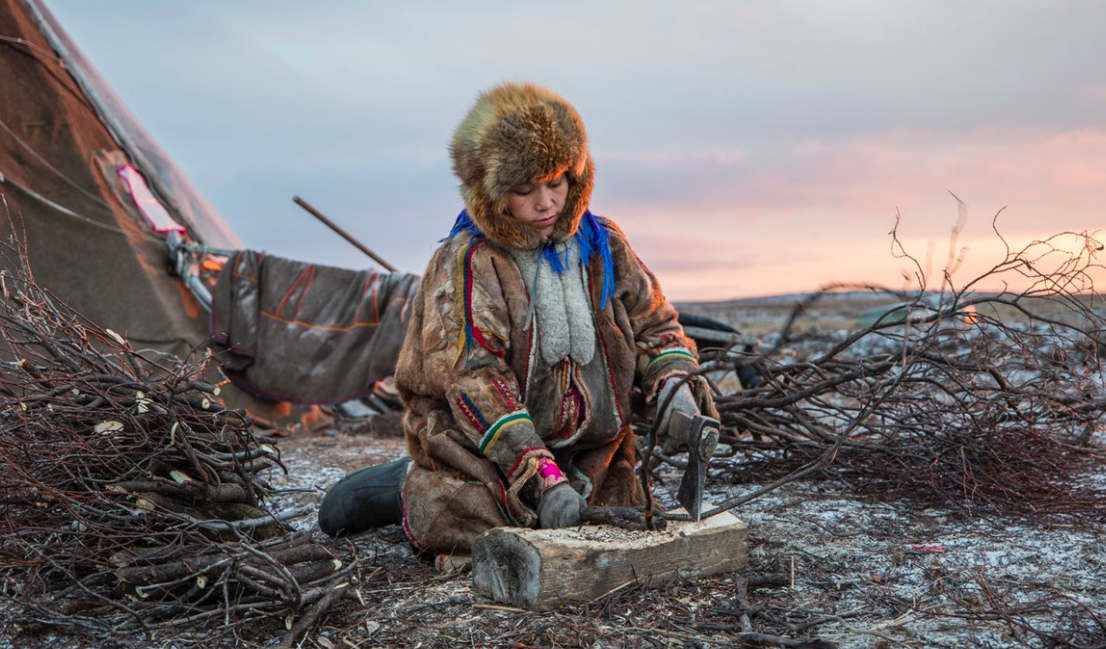 Lena locates, gathers, and chops all the wood that is needed to keep the fire burning at all times inside the chum. With winter temperatures that can reach -50°c, these tasks are essential for the family’s survival and well-being.