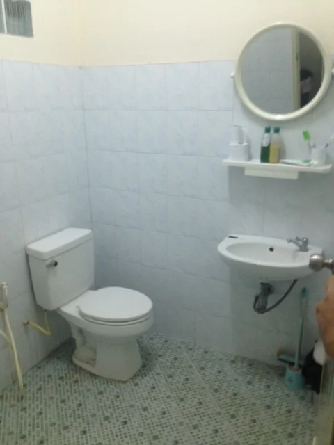Bathroom1.JPG