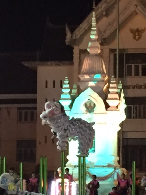 There are two people under that costume. Can you spot one of the feet sticking out in my fuzzy photo?