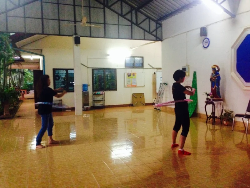 A break filled with hula-hooping for Guy and Gate: two social workers at play.