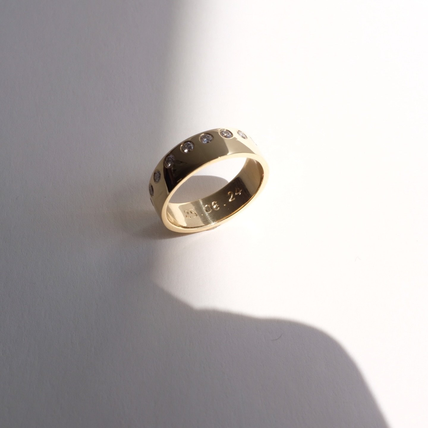 A wedding band for Daisy! A wide 18ct ring that was set with her own heirloom diamonds. I love how this looks next to the yellow sapphire that I designed a few years ago! Super sparkly 💫