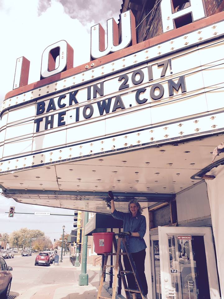 The marquee lights come down one by one, 2015.