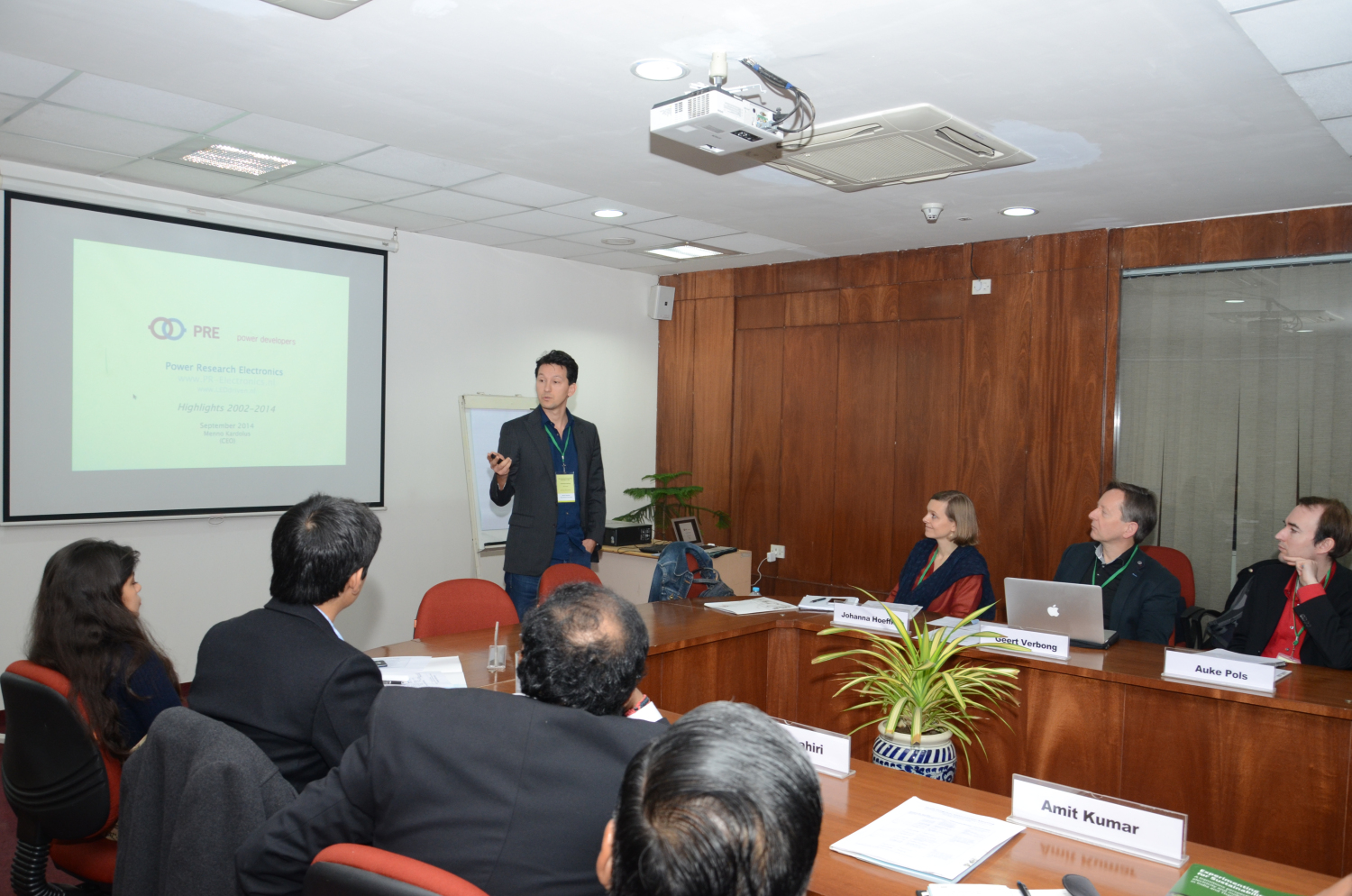 Menno Kardolus (CEO PR-Electronics) presenting work package one