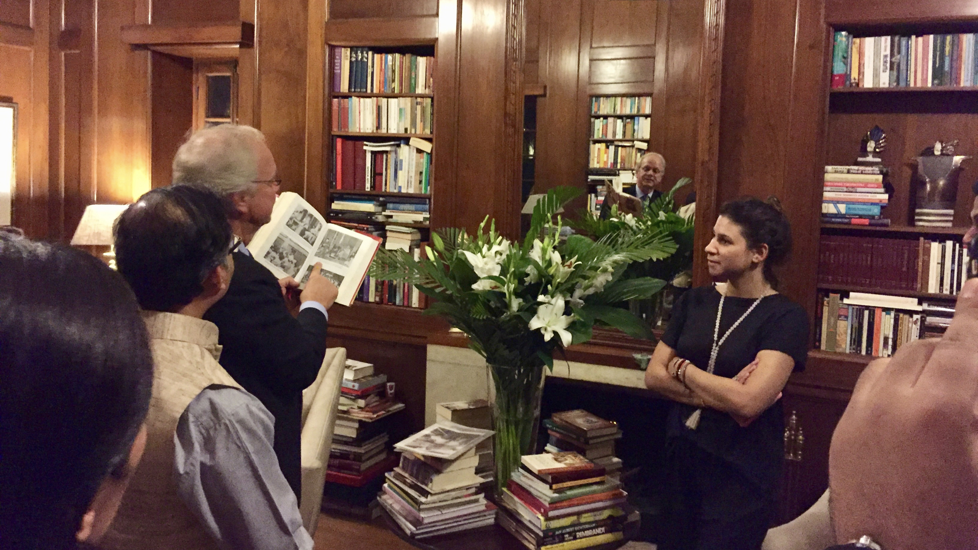 The evening was concluded by a very interesting tour through the residence and it's role in Indian history. For example, Ghandi has been here, and the en seperation act of Pakistan was signed in this very house. 