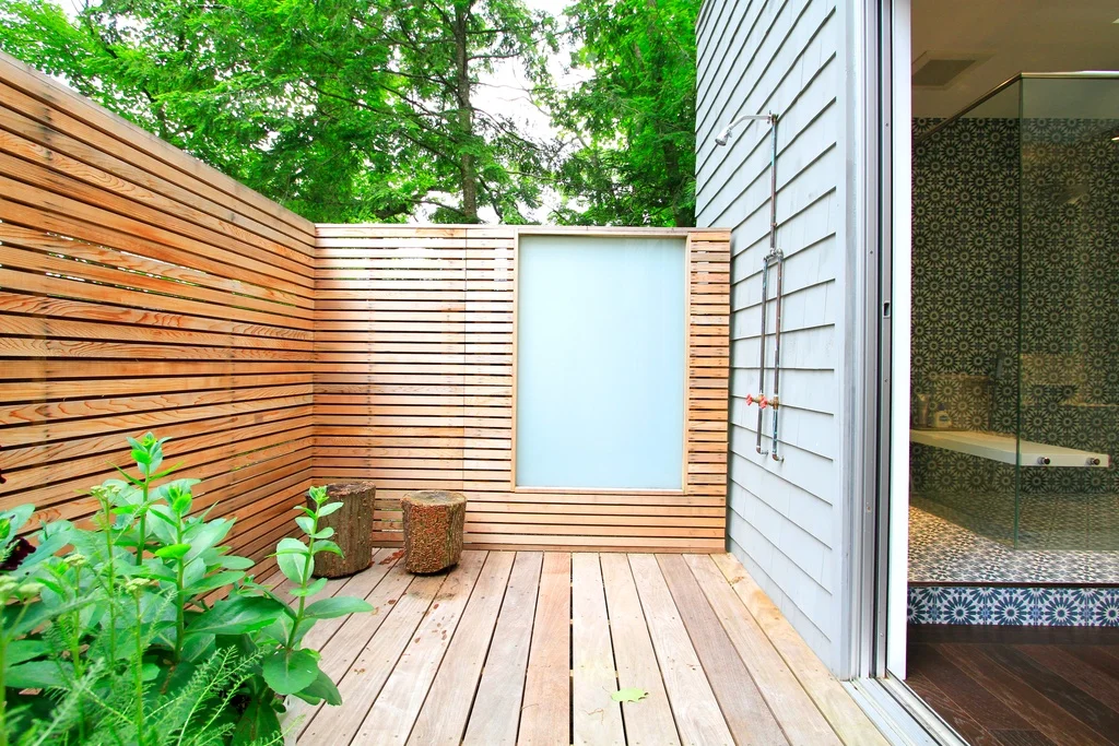 14outdoorshower.jpg