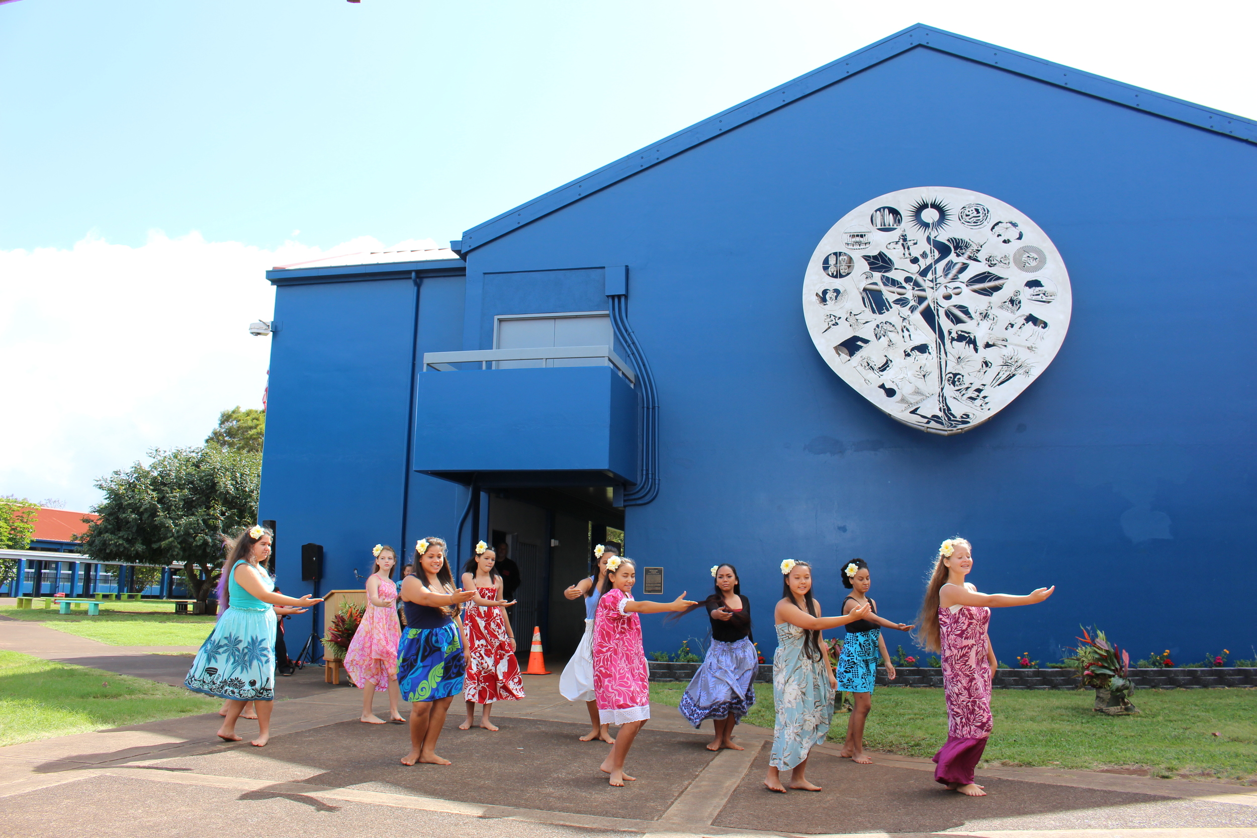 The dedication ceremony included ukulele playing and hula dancing. And, as is the standard in Hawaii, there was plenty of good food too! 