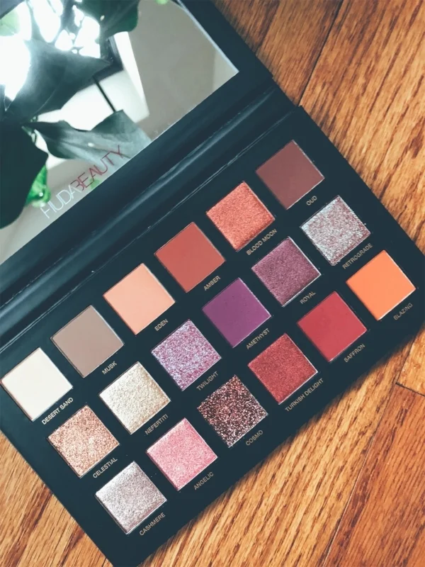 Huda Beauty Desert Dusk eyeshadow palette