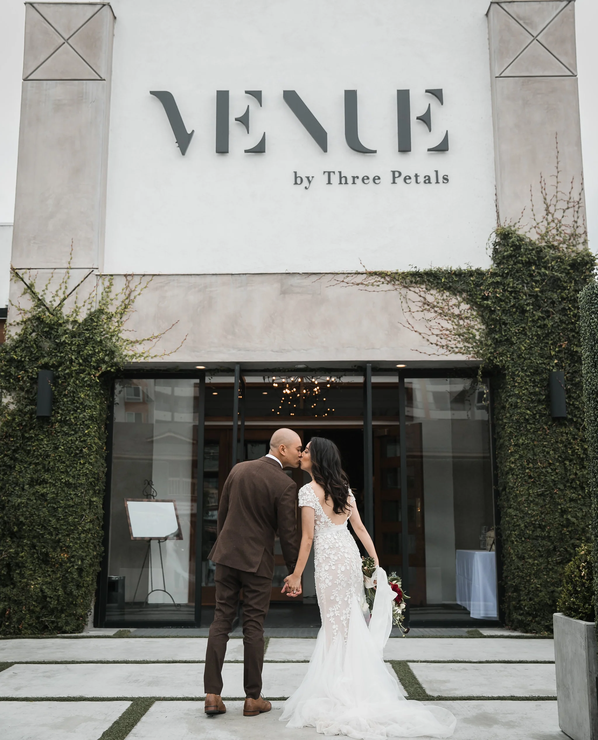 VENUEBYTHREEPETALSHUNTINGTONBEACHWEDDINGPHOTOS_MYLINH&JIMMY_ENCORSTUDIO-26.jpg
