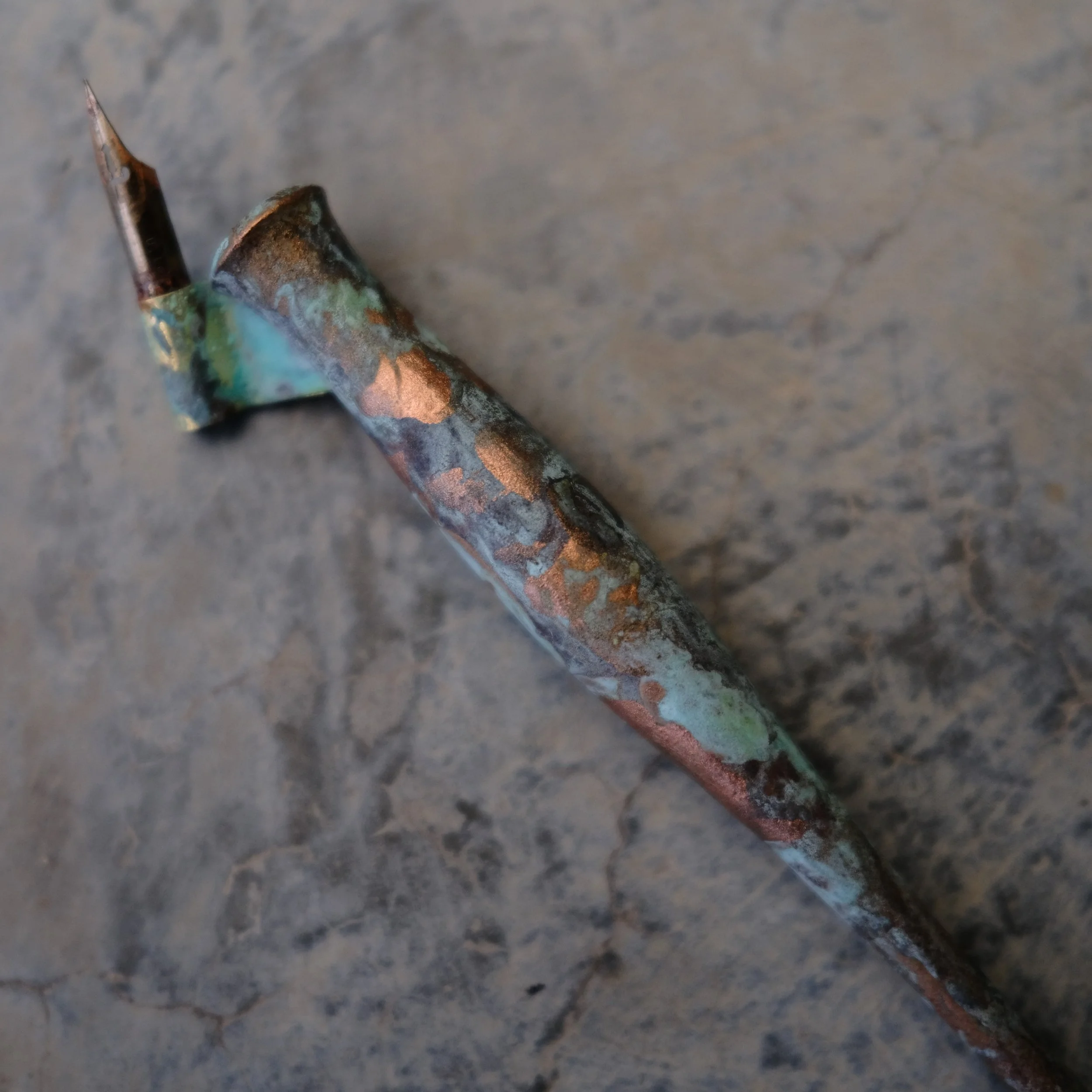 zanerian-rust-and-blue-patina-oblique-pen-holder-02.JPG