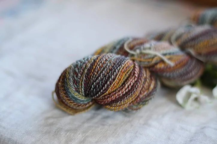 I finished my shawl this weekend! It just needs some strong blocking and it&rsquo;ll be ready to wear (just in time for the warmer weather, lol) and just as importantly, to bring to a Guild meeting to be shown off and petted. 
#handspunbfl #triangles