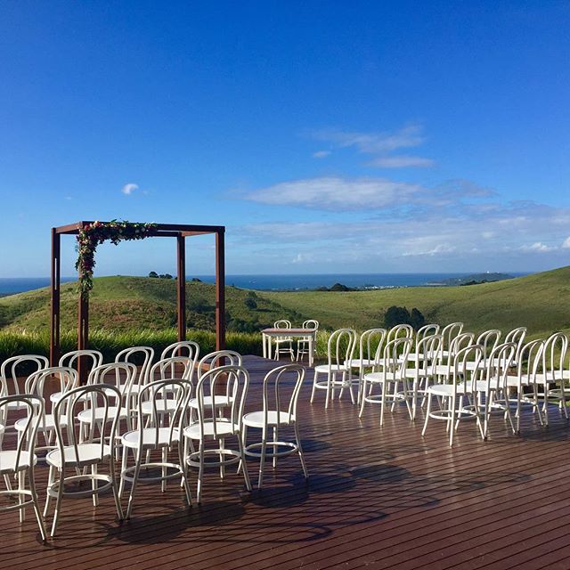The scene was set and the sun was shining for Emily and Ken's gorgeous wedding at @horizonbyronbay yesterday.. such a beautiful day for such a beautiful couple! #byronbayweddings #byronmusic #stringmusic #weddingmusic #byronbay #byronbaywedding @beachbyronbay
@horizonbyronbay
@byronbayweddings
@theweddingshed
@northcoastevents
@byronaudio
@alstonvillefloristweddings
@byronhair_byron
@jennifercarlsonhairandmakeup
@byronbaycakeboutique
@stringandbow
#radioclubband
#allancolyercelebrant
#charterbusbyronbay
