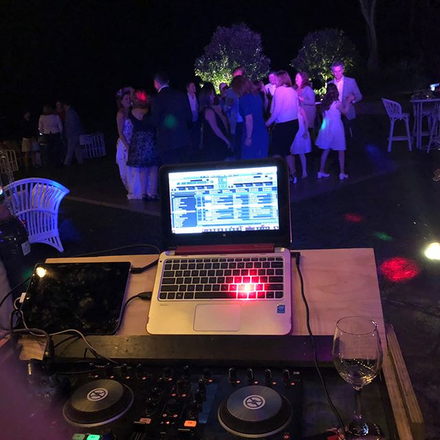 ..good feels on the dance floor at Joanne and Angus’s wedding at @byronviewfarm last week.. tunes supplied by our ever awesome @scottdayvee who also played earlier on for the ceremony as part of our guitar and violin duo.. he’s a multi-talented man!