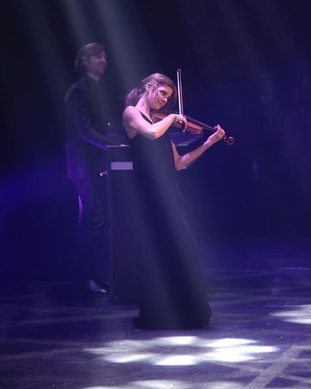 Maddy having an absolute ball playing with DJ @mikedotch the #gooddesignaward 2019 a few weeks back at the @thestarsydney #soloviolin #violinanddj #sydneylivemusic