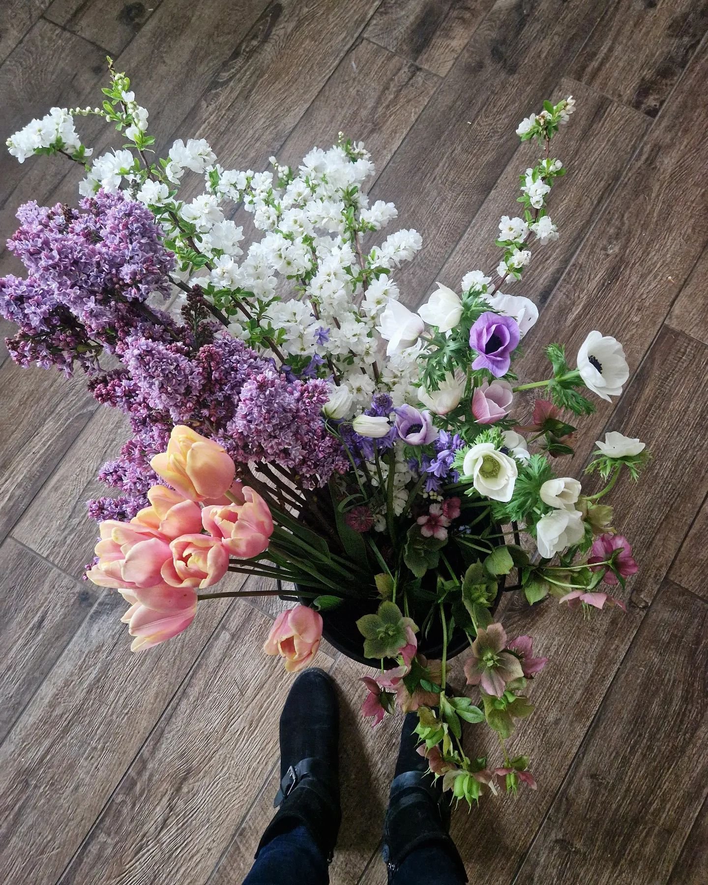 Couldn't help but grab a quick picture of this bucket before delivery to @wrenandmayflowers this morning.

Check out stories to see the rest of this order. The most beautiful flowers to say goodbye to someone very special 🤍

#britishflowers #grownin