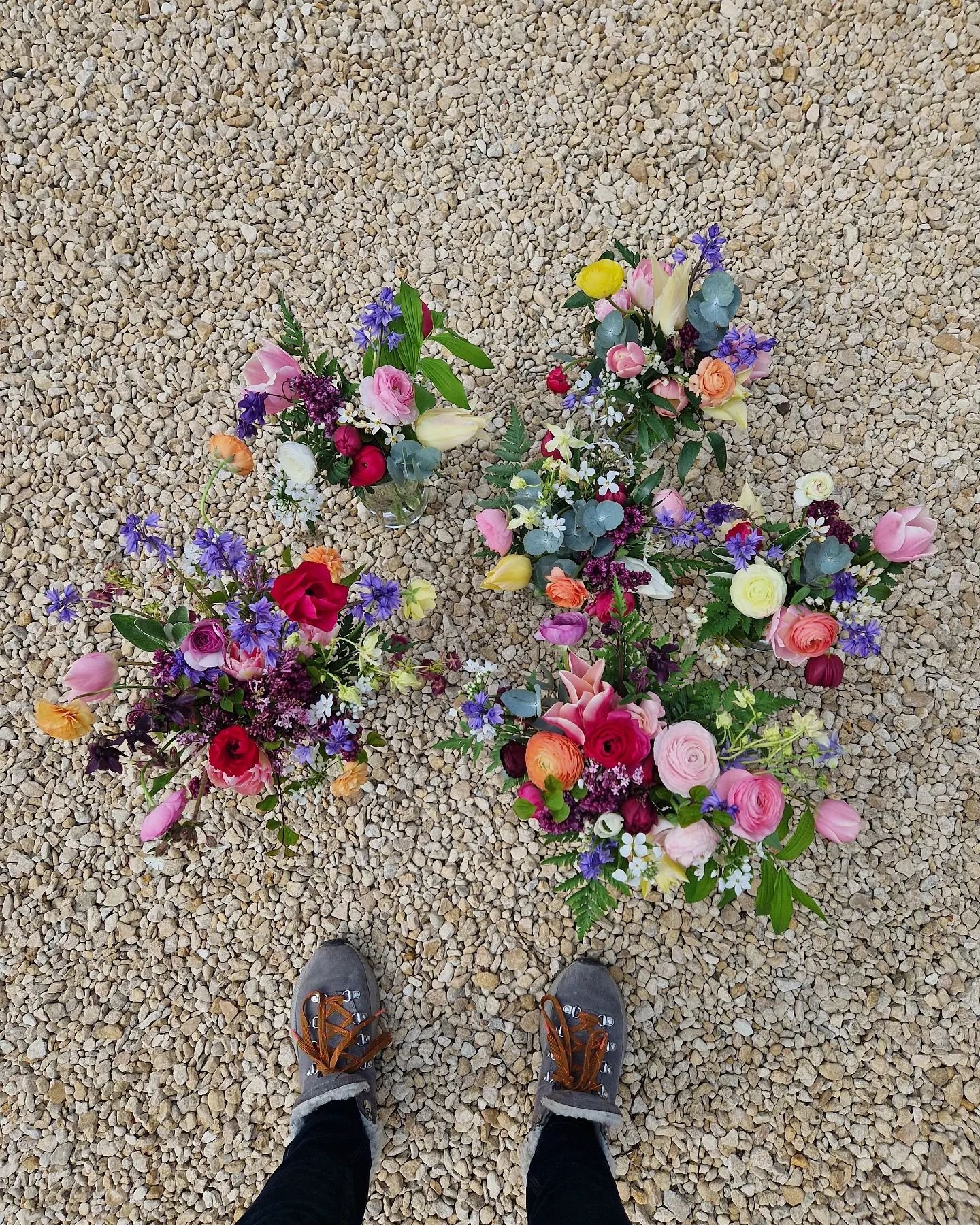 A quick overhead shot of the bouquets before handover at last weekend's wedding @hamswellhouse 

#bristolwedding ##bristolflorist #hamswellhouse #grownnotflown #growninbristol #britishflowers #fromwhereistand #weddingbouquet #weddingflorist #weddingf