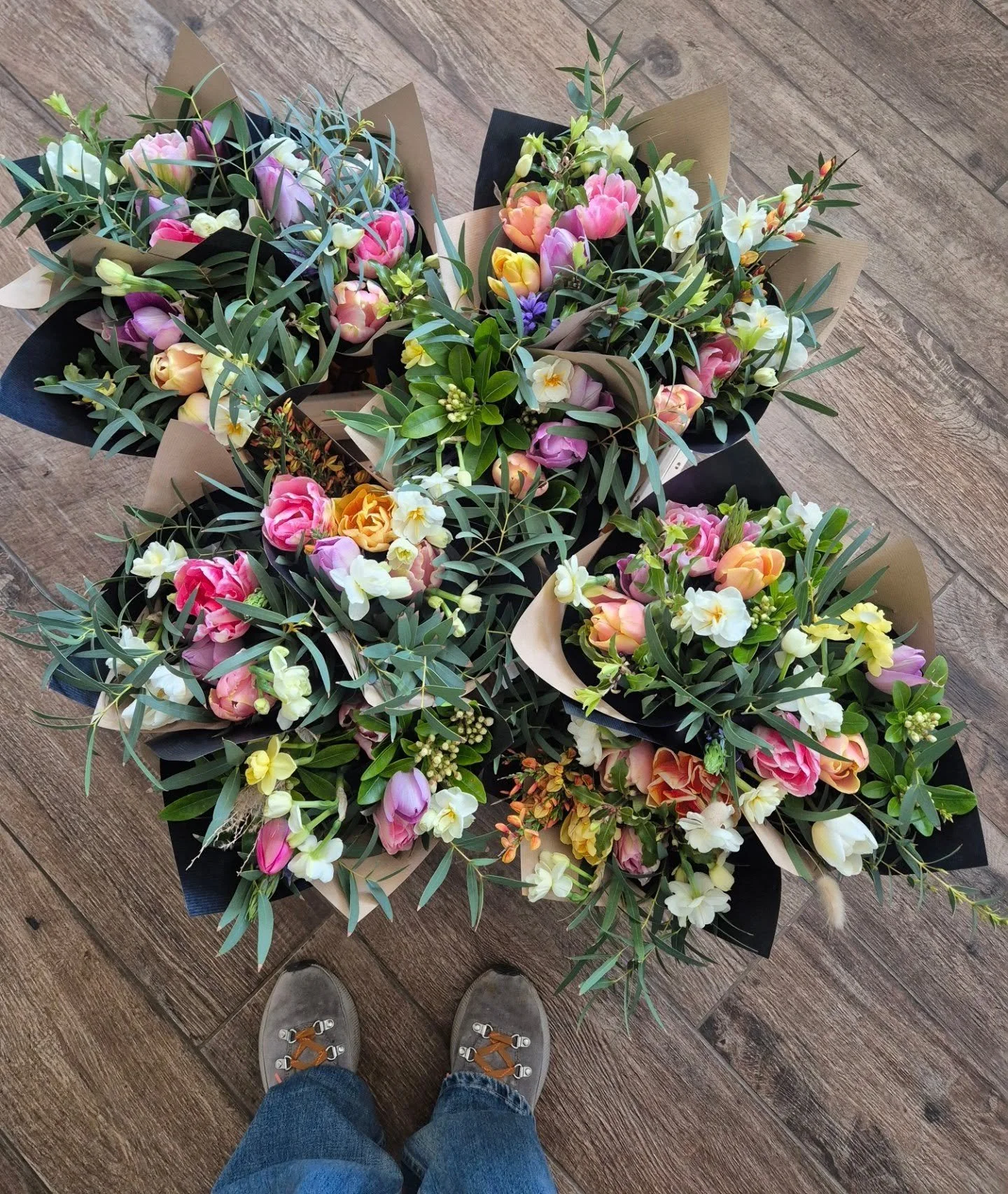 Gorgeous bunches of Spring flowers delivered to @newtonfarmshopandcafe this afternoon. 

Pop down tomorrow and grab one before they all sell out. Whilst you're there I highly recommend a visit to the cafe for lunch or breakfast 😋