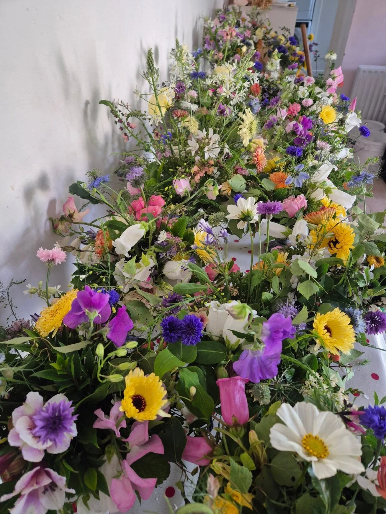 A little shot of the workbench before a recent wedding...I love seeing everything lined up and ready to go 💕

#britishflowergrowers #bristolflorist #bristolwedding #bristolweddingflorist #grownnotflown #growninbristol #somersetwedding #flowerfarm #p
