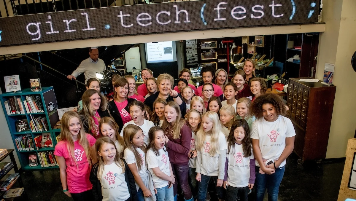 Over 75 kvinnelige veiledere stilte entusiastiske under fjorårets Girl Tech Fest.
