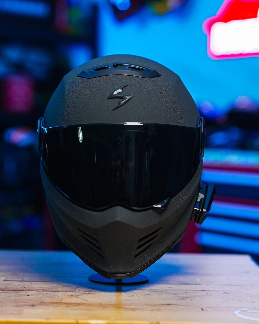 Been riding the Scorpion Covert FX for a few weeks now, and this thing definitely turns heads. Aggressive, bold, and built for riders who want something different on the street. Comfort, airflow, and visibility all matter&mdash;so if you&rsquo;ve bee