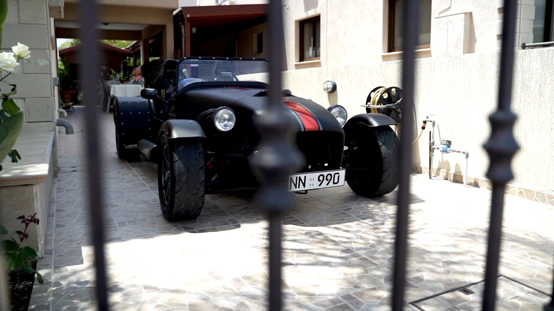 Boy do i need a weekend toy like this. Awesome!