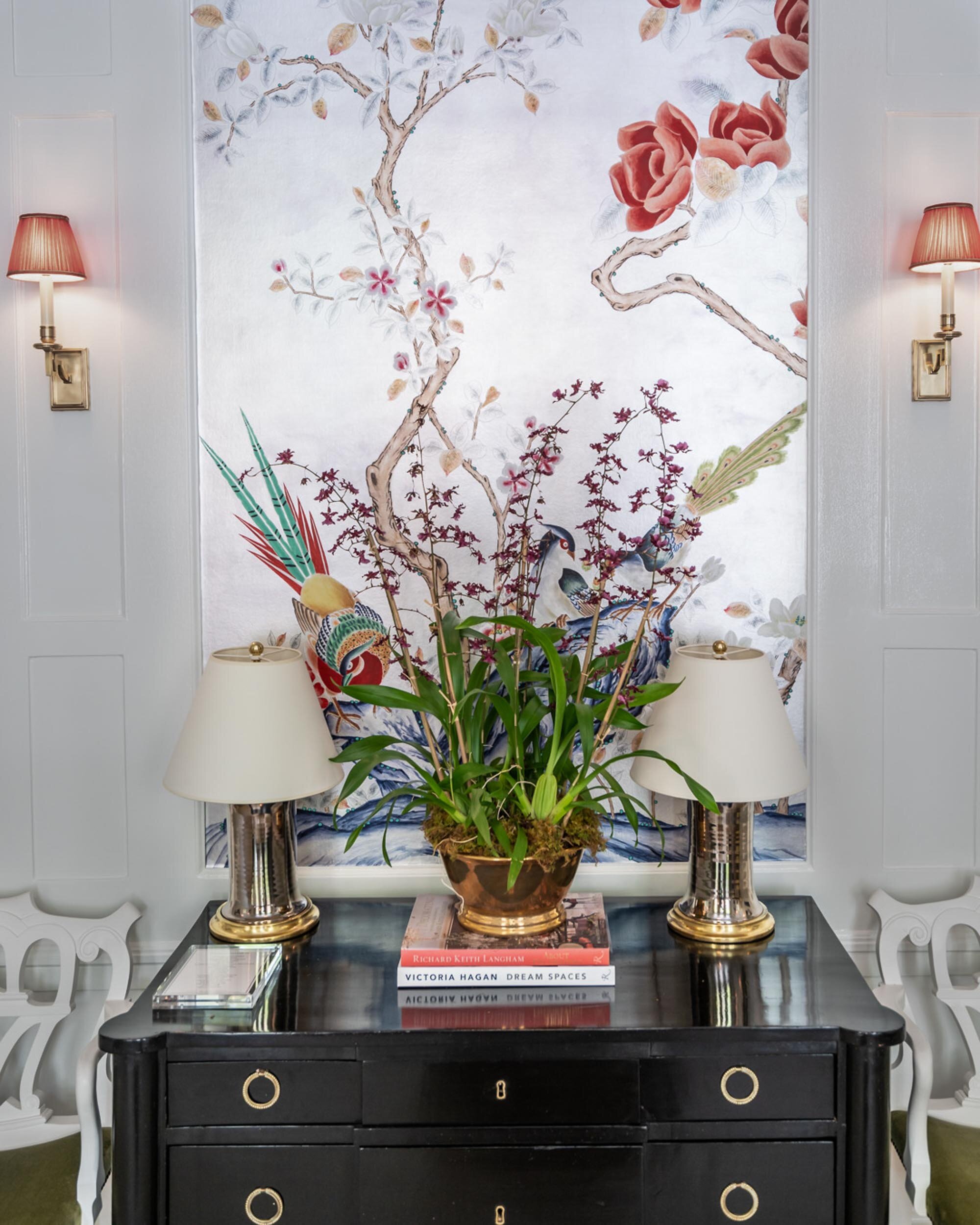  #bradsteinphoto, Highlights from the #kipsbayshowhouse19 Paloma Contreras study picks up on the existing architectural details of built-in bookcases. Against a mainly white background — relieved by some de Gournay Japanism here and there —  The uncl