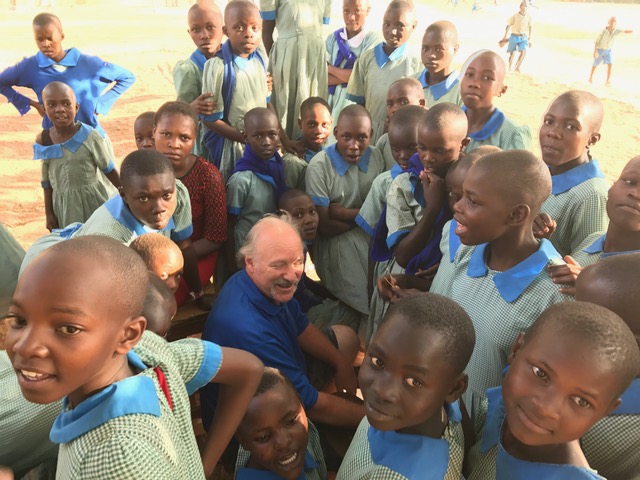 Randy Darling having the kids flock to him and singing songs