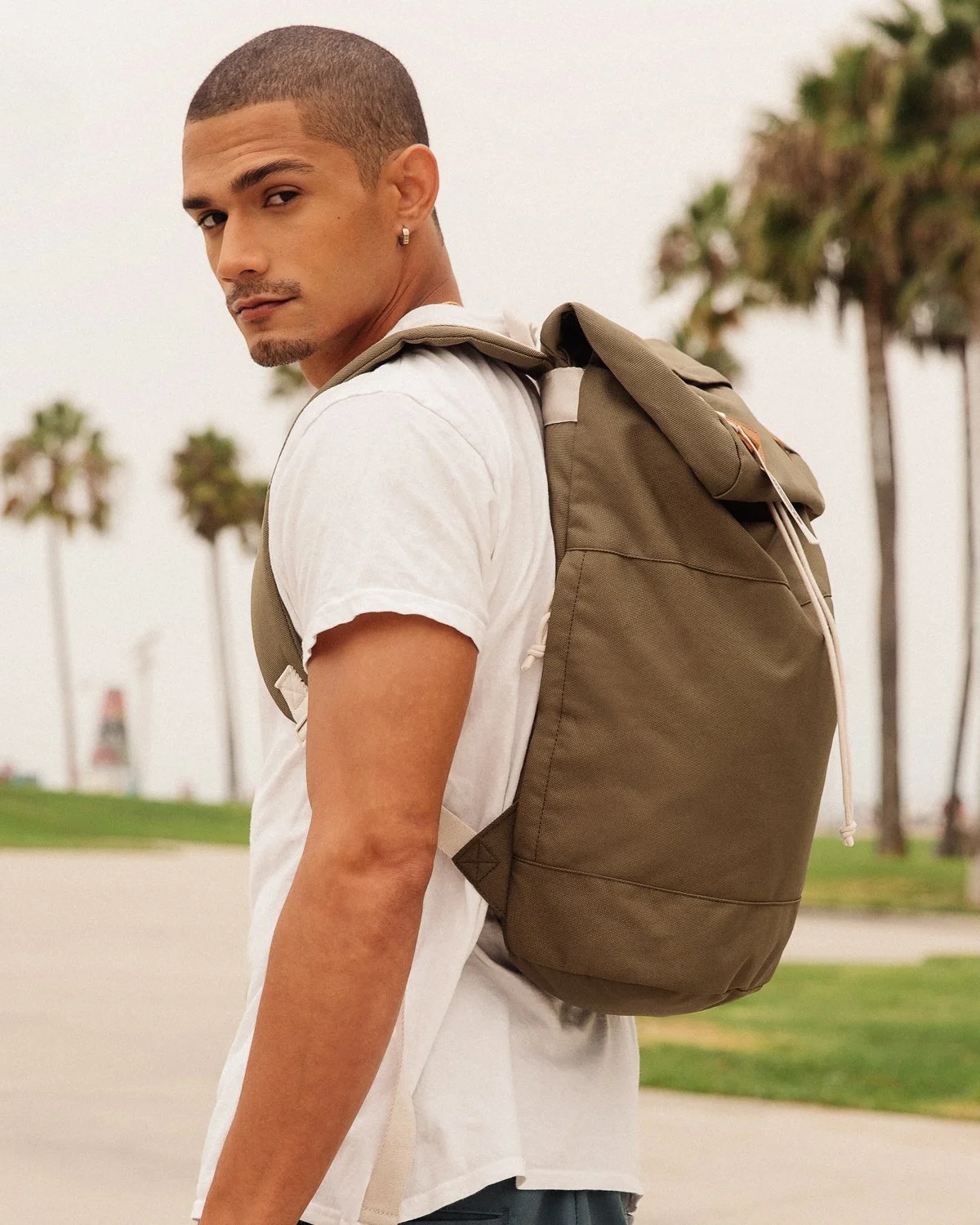 4775-canyon-rucksack-kalm-front-2020-001-onmodel.jpg
