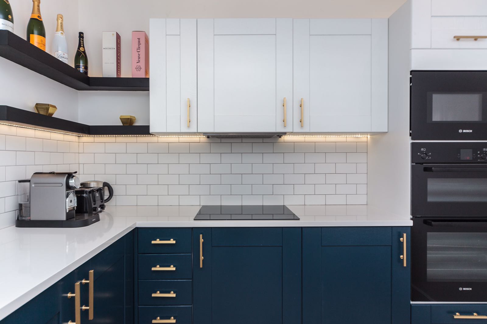  A complete flat refurbishment incorporating new kitchen, walk-in wardrobe, bathroom and finishes throughout.  Completed: 2016 