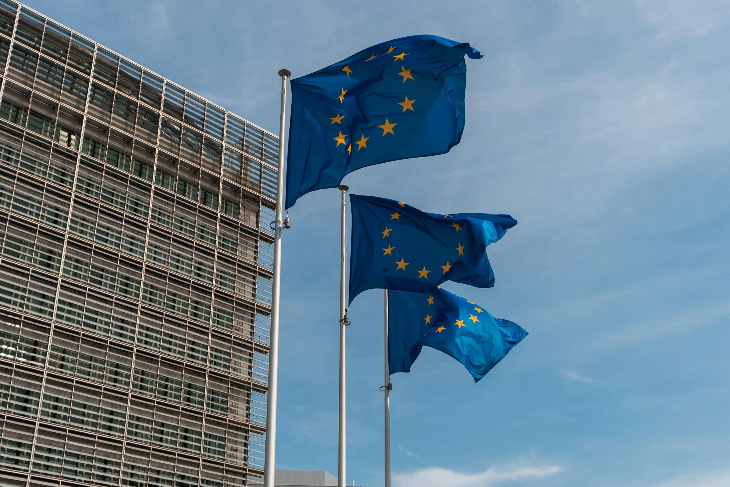 Bruselas afloja a la banca; a comprar deuda 