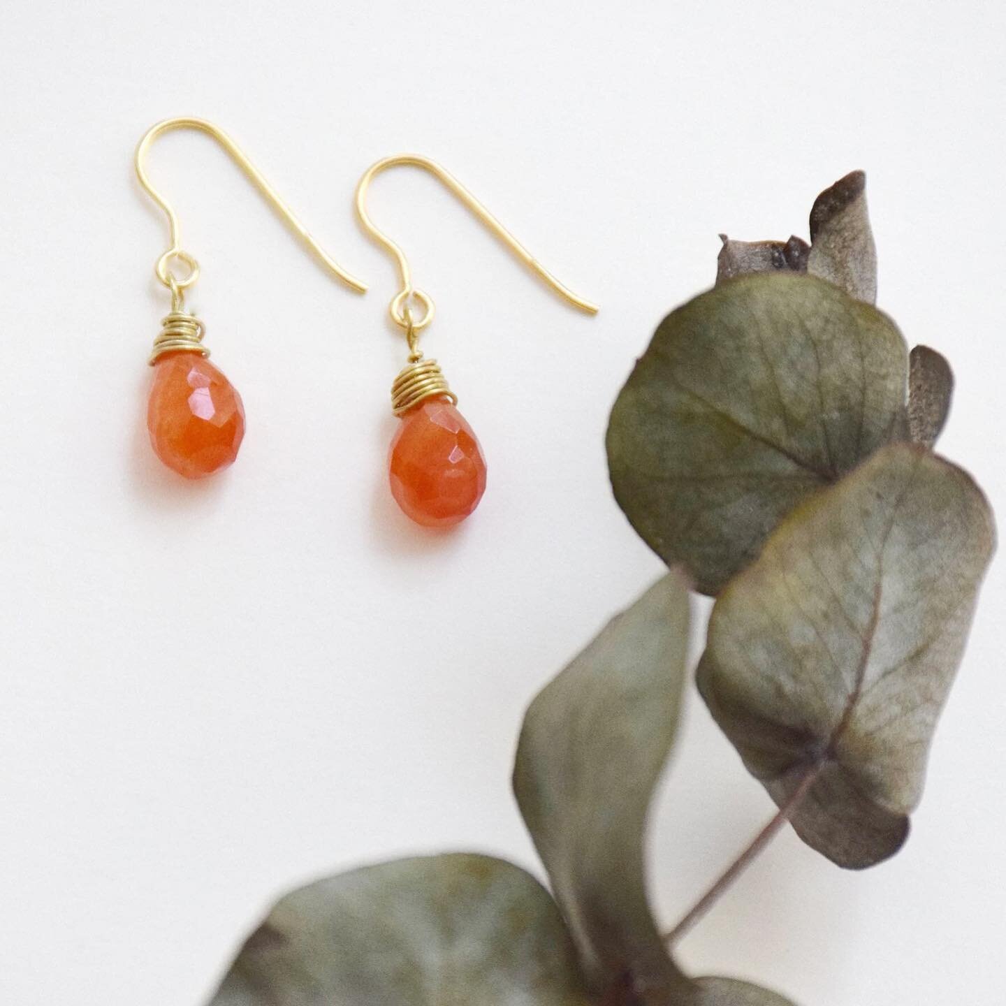 Carnelian Wire Wrapped Handmade Earrings 

CARNELIAN BENEFITS:

*  Helps you to feel grounded
* Enhances creativity &amp; the flow of creative ideas
* Increases motivation
* Stimulates success in business and financial endeavors
* Assists you in over