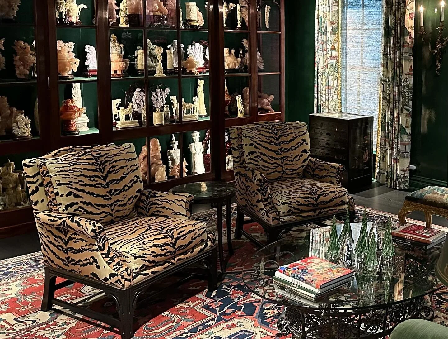 Put a tiger in your tank! &ldquo;Every great room should have a little animal print in it.&rdquo; ~ @alexahamptoninc #lamaisonpierrefrey #lemanachfabric