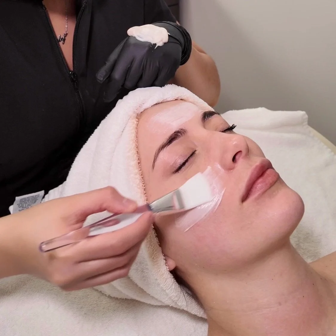 Receive a complimentary gift bag of Farm House Fresh deluxe samples (a $50 value) when you book the Wine &amp; Roses facial 🍷🌹

Show up to your Galentine&rsquo;s or Valentine&rsquo;s Day plans with glowing skin. Book your appointment today by visit