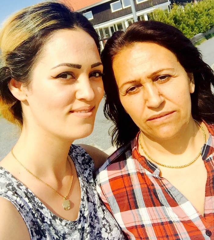 Jag och min mamma ute i solen. Min mamma ler aldrig på bilder, vad ska jag göra? Tips?