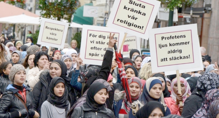 Det finns muslimska länder att bo i, varför åker ni inte dit?